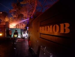 Kebakaran Pabrik Swallow, Mobil Water Cannon Brimob Sumut Diturunkan