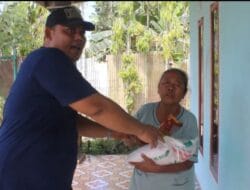 Captain America Bagi-Bagi Sembako kepada Warga di Sergai