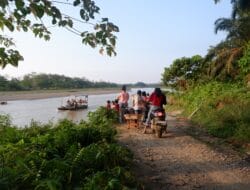 Hemat Waktu, Warga Langkat Pilih Getek sebagai Sarana Penyeberangan