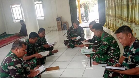 Bulan Penuh Berkah, Personel Kodim 0107/Aceh Selatan Perbanyak Ibadah dan Tadarus Al-Qur’an