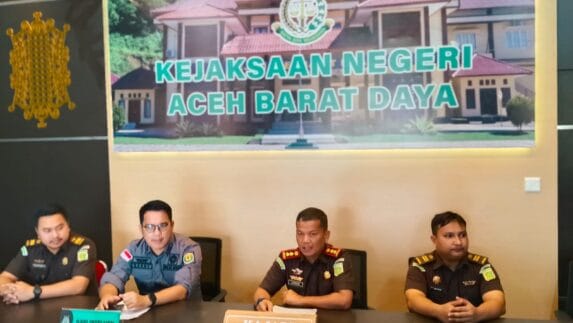 Diduga Korupsi Pada Pengembangan Sarana Pabrik Es, Kejari Abdya Eksekusi 2 Tersangka