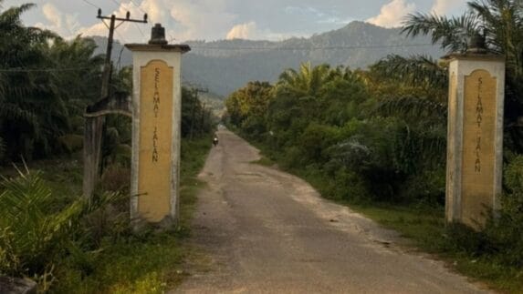 Diterjang Banjir, Jalan Lintas Gunung Kapur Pinto Angen Bulohseuma Centang Perenang