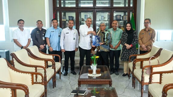 Pj Sekdaprov Sumut Terima Laporan Kinerja Komisi Informasi Tahun 2025