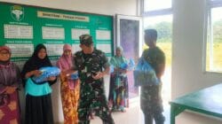 Bagikan Sembako Gratis ke Emak-Emak Kurang Mampu, Begini Penjelasan Danposramil