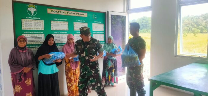 Bagikan Sembako Gratis ke Emak-Emak Kurang Mampu, Begini Penjelasan Danposramil