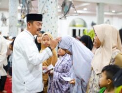 Bupati Madina Shalat Isya dan Tarawih di Masjid Jami’ Darussalam Kotasiantar