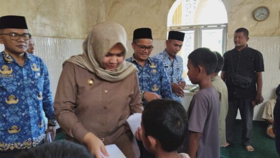Wabup Madina Kembali Salurkan Santunan untuk Anak Yatim