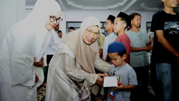 Bupati Madina dan Ketua TP PKK Santuni 186 Anak Yatim Serta Berbuka Puasa di Pasar Maga