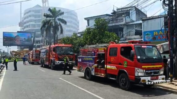 8 Rumah Terbakar di Jalan Multatuli Medan, Warga Sempat Rebut Selang Damkar