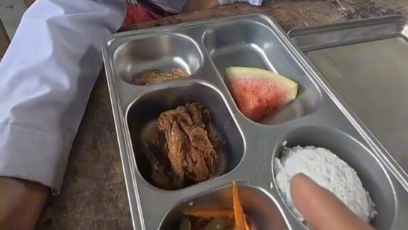 Siswa di Langkat Alami Mual Usai Konsumsi Ayam Semur dari Dapur SPPG Teluk Meku
