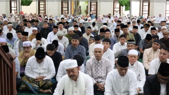 Salat Id di Masjid Agung Nur Ala Nur, Bupati: Rayakan Idulfitri Jangan Euforia