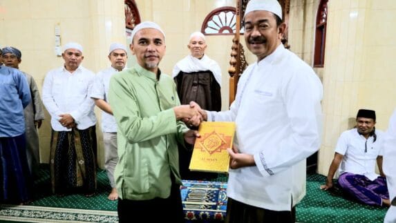 Bupati Madina Jadi Imam Salat Subuh di Panyabungan II