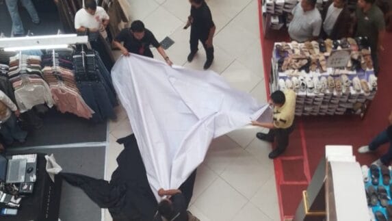 Seorang Wanita Terjatuh dari Lantai 4 Sebuah Plaza di Medan