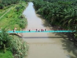 TNI Rampungkan Jembatan Perintis Penghubung Desa Kandangan – Sei Suka di Batu Bara
