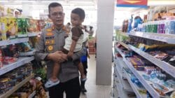 Kapolres Aceh Selatan Bantu Korban Kebakaran dan Hibur Anak-anak yang Trauma