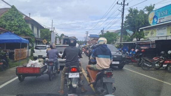 Penyerahan SK PPPK Paruh Waktu, Arus Lalu Lintas di Area Lapangan Naga Tapaktuan Macet