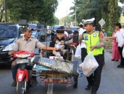 Hari ke-21 Ramadan, Polres Langkat Beri Ratusan Takjil ke Warga hingga Abang Becak