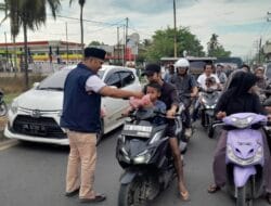 PWI Madina Bersama PT SMGP Berbagi Takjil ke Masyarakat