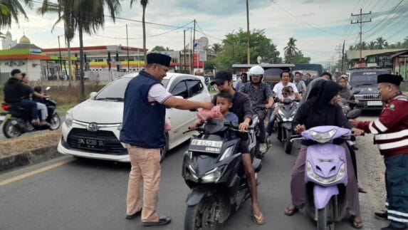 PWI Madina Bersama PT SMGP Berbagi Takjil ke Masyarakat