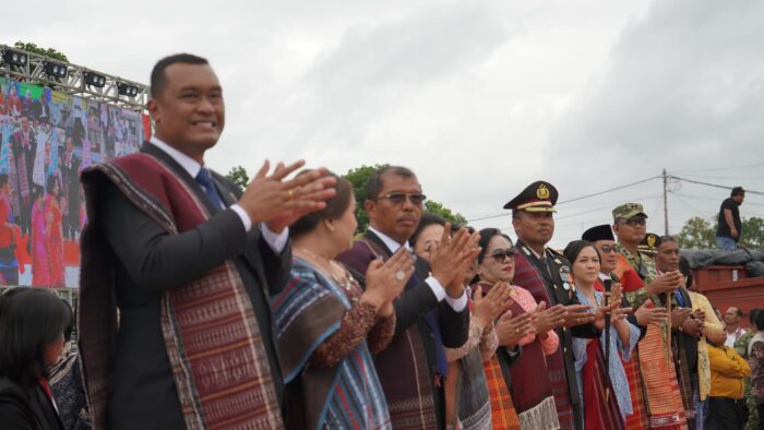 Defile Meriahkan Puncak Perayaan HUT ke-27 Kabupaten Toba di Balige