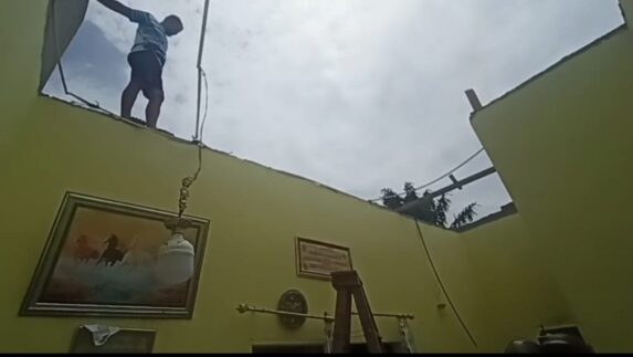 Ratusan Rumah di Kecamatan Batangkuis Rusak Dihantam Angin Putingbeliung