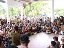 Pengesahan APBK Lambat, Gampemas Kepung Kantor DPRK Aceh Singkil