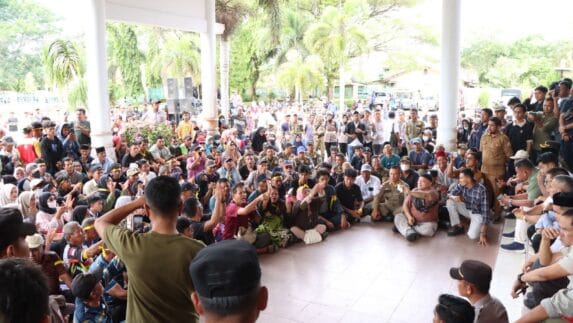Pengesahan APBK Lambat, Gampemas Kepung Kantor DPRK Aceh Singkil