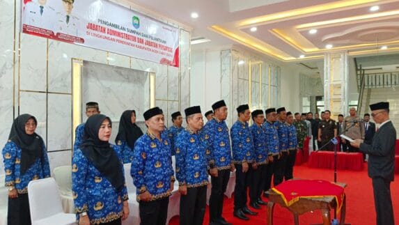 Wabup Abdya Lantik 17 Pejabat Eselon III dan IV, Tekankan Kerja Nyata, Bukan Kata-Kata