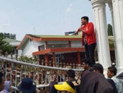 Demo PKL dan Aktivis, Pagar Balai Kota Binjai Dijebol
