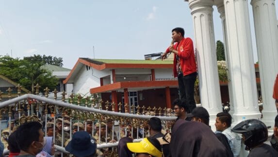 Demo PKL dan Aktivis, Pagar Balai Kota Binjai Dijebol