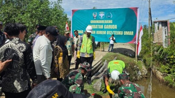 Bupati Aceh Selatan Letakkan Batu Pertama Jembatan Armco di Pasie Raja