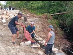 TNI dan Warga Kebut Penyelesaian Jembatan Aramco di Ketapang II