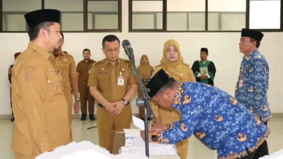 Bupati Paluta Lantik Pejabat Pimpinan Tinggi Pratama dan Administrator