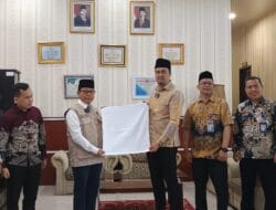 Dirut Perumda Tirtanadi Bagikan 5. 974 Handuk untuk Jamaah Calon Haji Embarkasi Medan