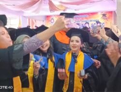 ‎Kisah Haru di Balik Wisuda 350 Lulusan Universitas Darma Agung‎