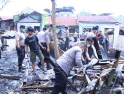 50 Personil Polres Labuhanbatu Bantu Warga Bersihkan Puing Kebakaran