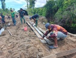 Terik Matahari tak Halangi Semangat TNI dan Warga  Selesaikan Jembatan Ketapang III