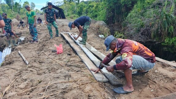 Terik Matahari tak Halangi Semangat TNI dan Warga  Selesaikan Jembatan Ketapang III