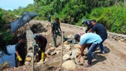 TNI dan Warga Kebut Pembangunan Jembatan Aramco Ketapang III di Trumon