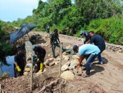 TNI dan Warga Kebut Pembangunan Jembatan Aramco Ketapang III di Trumon