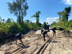 Personel TNI Ratakan Tanah Timbun Jembatan Aramco di Ketapang II dan III