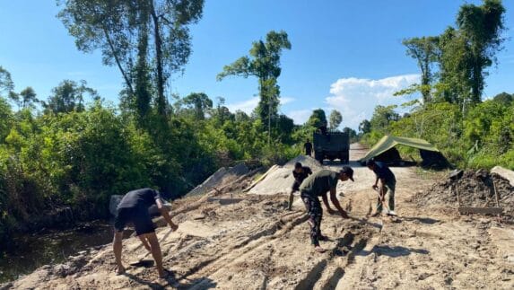 Personel TNI Ratakan Tanah Timbun Jembatan Aramco di Ketapang II dan III