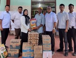 Kadis Bersama Staf DPMG Aceh Selatan Salurkan Bantuan Masa Panik Korban Kota Fajar