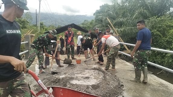 TNI dan Warga Gaspol Selesaikan Pembangunan Jembatan Aramco di Pasi Rasian
