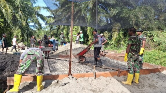 Dari Gotongroyong Lahir Harapan, TNI dan Warga Bangun Jembatan Aramco di Aceh Selatan