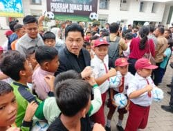 Erick Thohir Sambut Piala AFF U-19 di Sumut, Berbagi Bola kepada Siswa SD di Sumatera Utara
