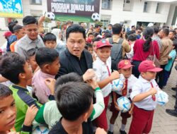 Erick Thohir Sambut Piala AFF U-19 di Sumut, Berbagi Bola kepada Siswa SD di Sumatera Utara