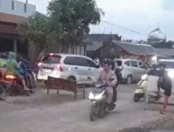 Ratusan Warga di Langkat Gelar Aksi Blokir Jalan Rusak