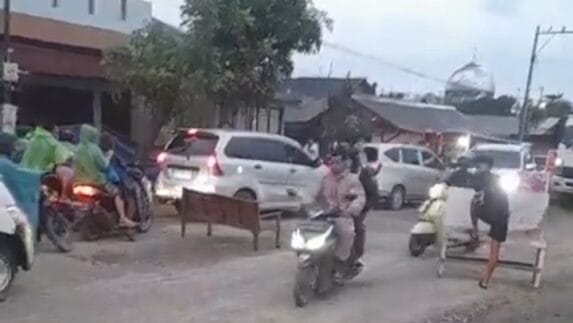 Ratusan Warga di Langkat Gelar Aksi Blokir Jalan Rusak