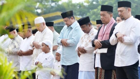 Gubernur Bobby Nasution Salat Iduladha Bersama Warga Binjai, Salurkan 167 Hewan Kurban‎